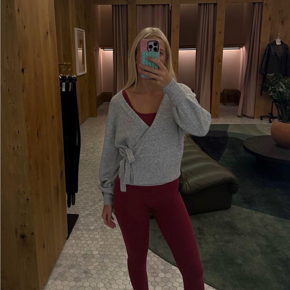 Aritzia cassidy wrap sweter - Picture 2 of 5
